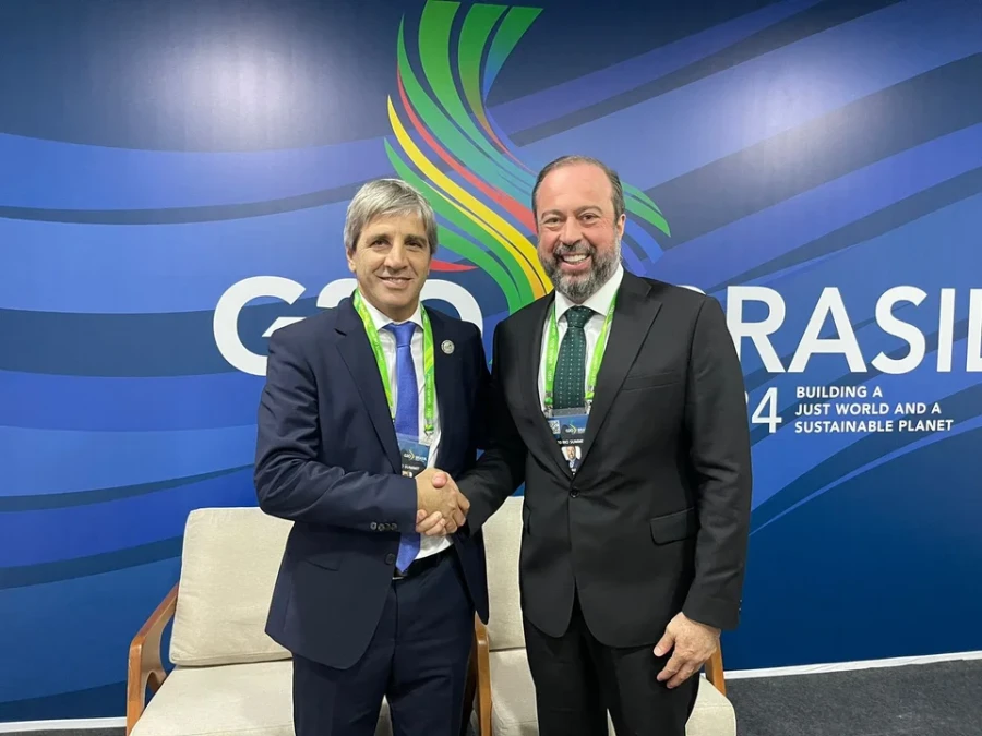 Luis Caputo y el ministro de Minas y Energ&iacute;a brasile&ntilde;o, Alexandre Silveira.