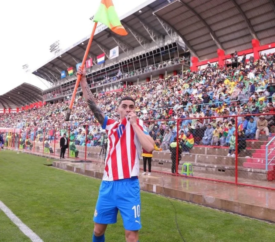 PUNTAZO. Almir&oacute;n festeja uno de los goles guaran&iacute;es.