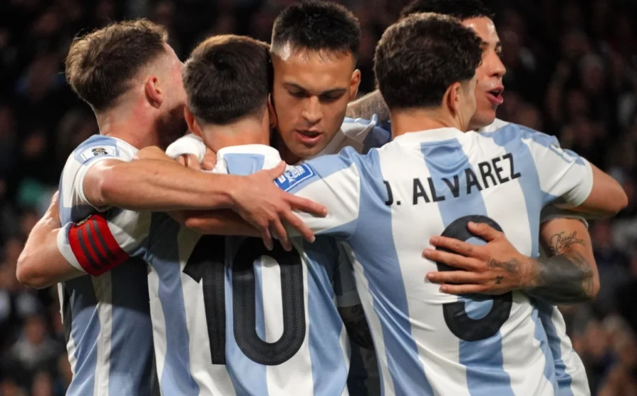 OTRO PASO MAS. El festejo del gol de Martinez ante Per&uacute;.