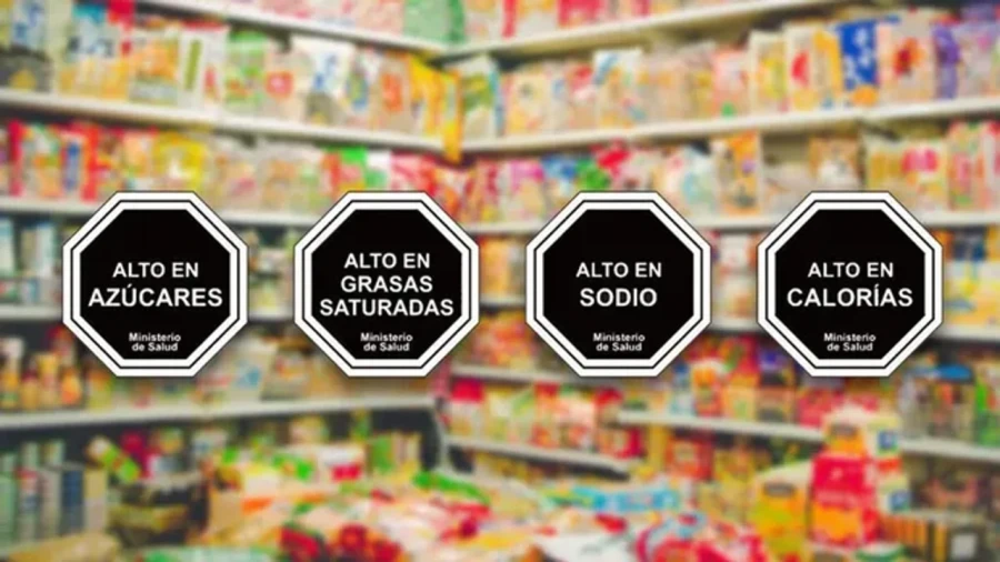 Las etiquetas con forma de oct&oacute;gonos advierten a los consumidores sobre los nutrientes cr&iacute;ticos.