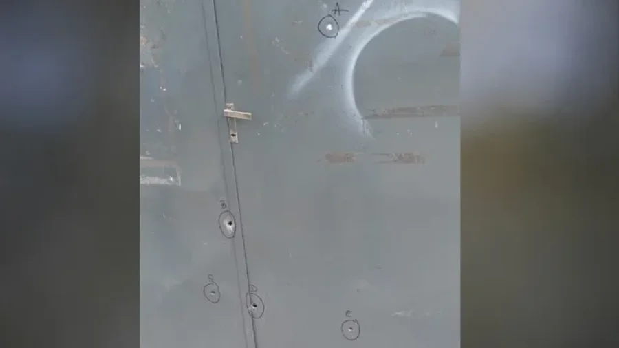La Polic&iacute;a constat&oacute; cinco tiros contra el port&oacute;n, dos contra una pared interior y uno contra el suelo.&nbsp;