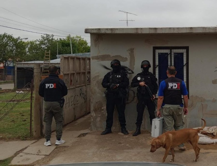 En los procedimientos realizados en domicilios de calle Tucum&aacute;n al 1500 y al 1600, se secuestraron estupefacientes, cinco tel&eacute;fonos celulares y m&aacute;s de $60.000.-