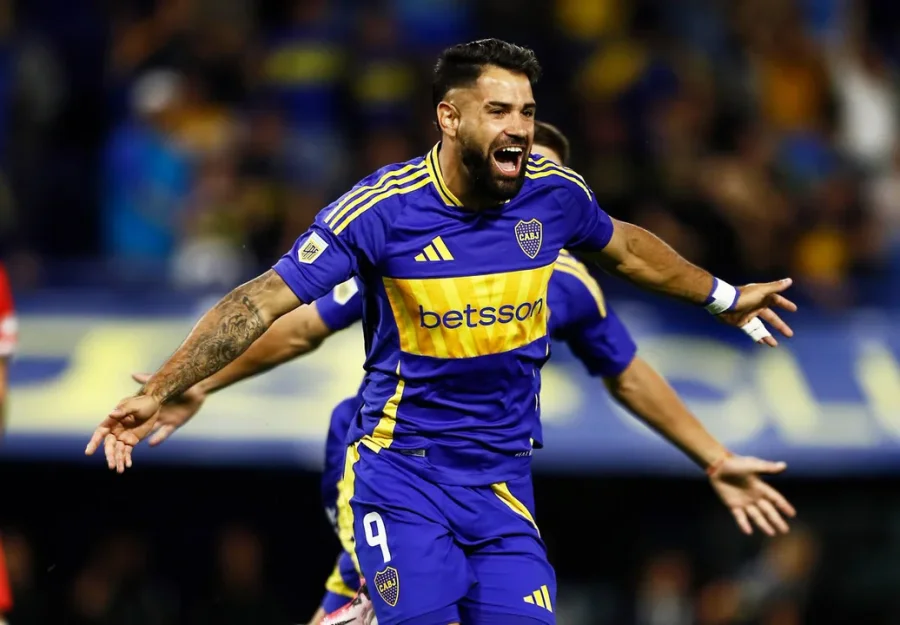 Milton Gimenez festeja su gol, que le est&aacute; dando el triunfo a Boca.