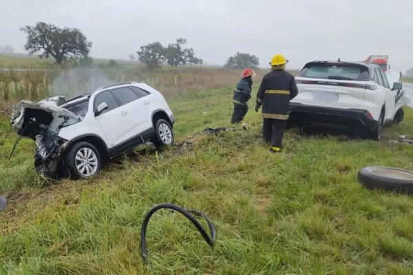 Murieron tres personas en un choque frontal entre dos camionetas en San Justo