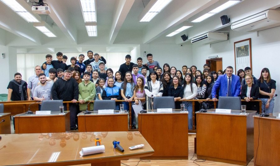 Concejales, estudiantes y docentes en la &uacute;ltima foto del a&ntilde;o de Concejo Joven.