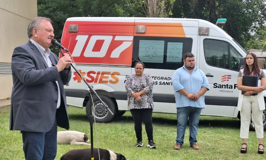 Felipe Michlig pronuncia su mensaje en el acto de entrega.