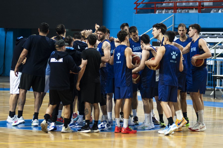 ULTIMOS AJUSTES. El equipo de Prigioni sale a cancha este viernes.