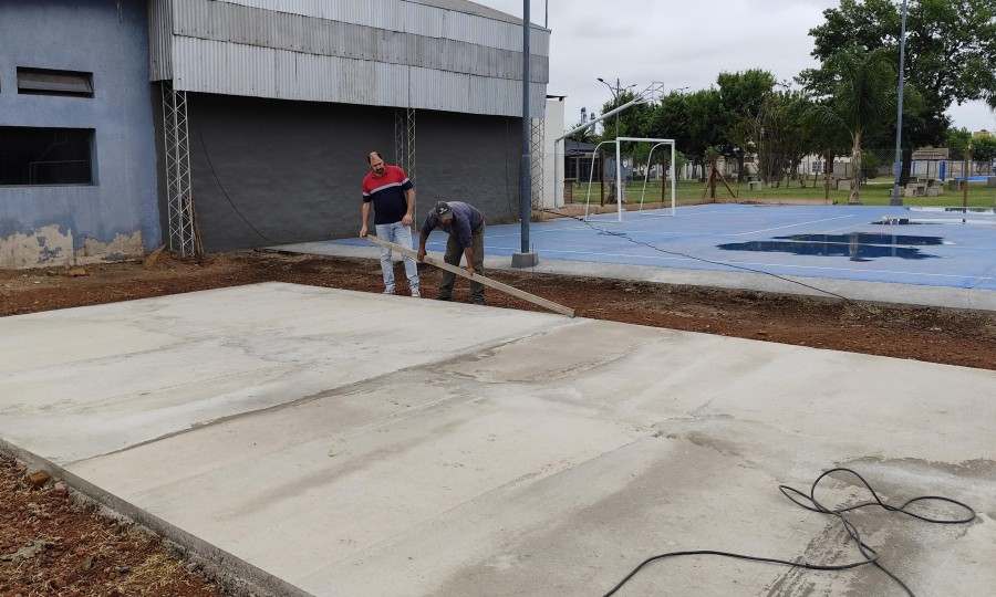 CANCHA DE F&Uacute;TBOL-TENIS. En el complejo recreativo est&aacute; construy&eacute;ndose una nueva cancha de la especialidad.