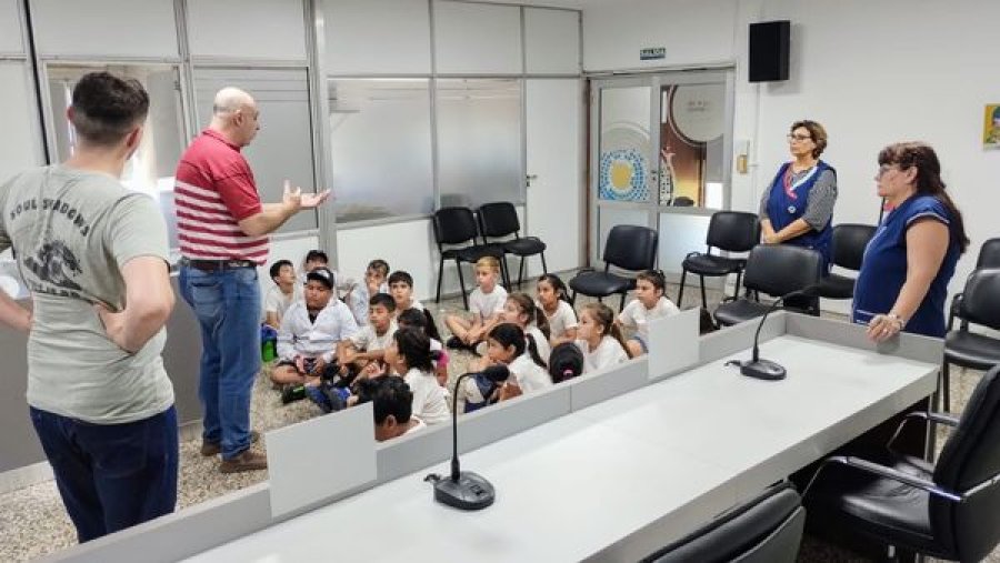 ESCOLARES. Siguen con inter&eacute;s las explicaciones que le ofrecen los ediles Santiago Dobler y Juan Astor.