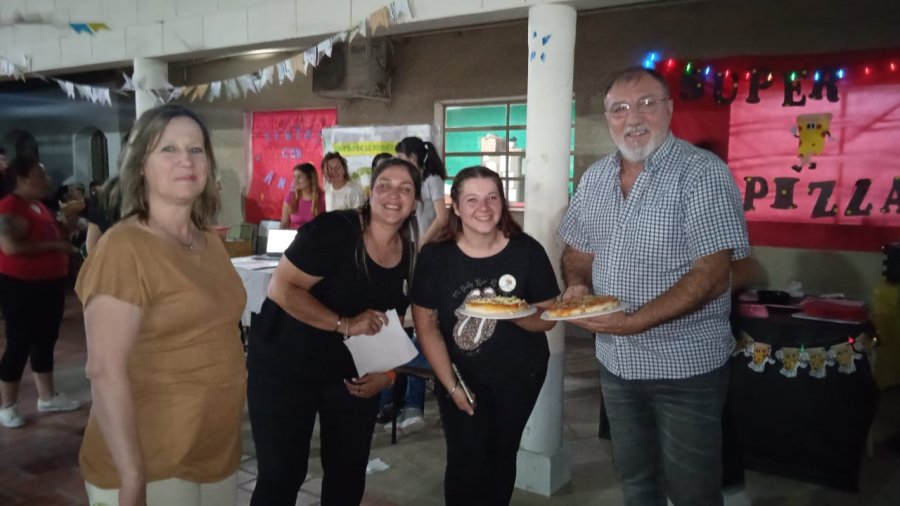 Oscar Mart&iacute;nez visitando uno de los stands.