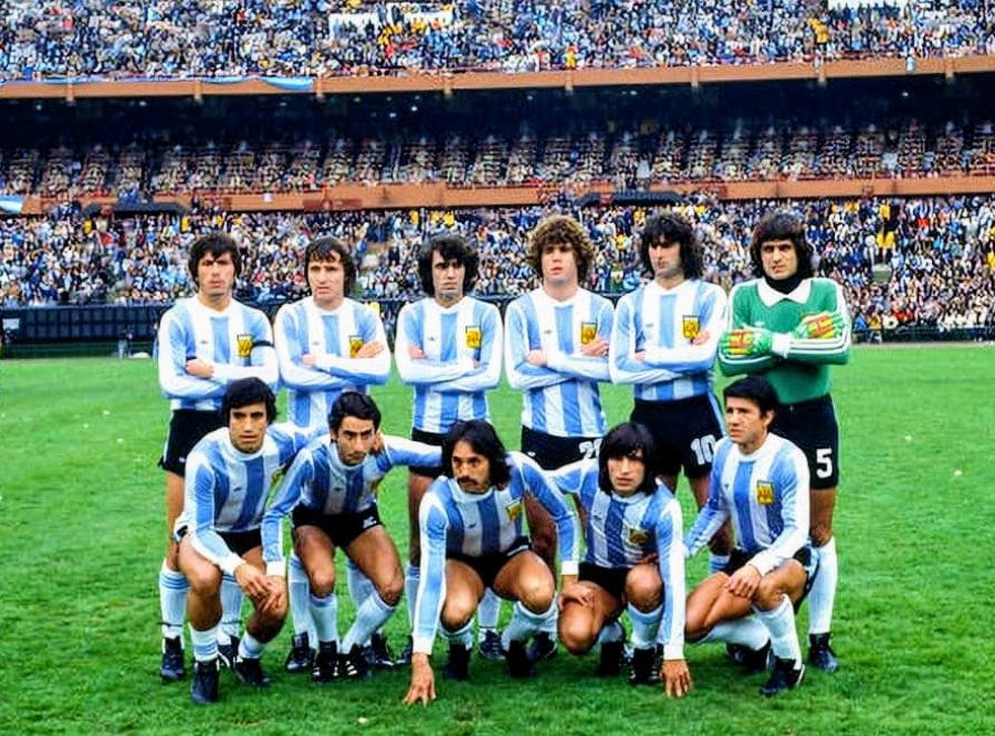 FORMACIÓN. Passarella, Bertoni, Olguín, Tarantini, Kempes, Fiillol (arriba), Gallego, Ardiles, Luque, Ortíz y Galván (abajo). Los once elegidos por Menotti para la final de Argentina '78.