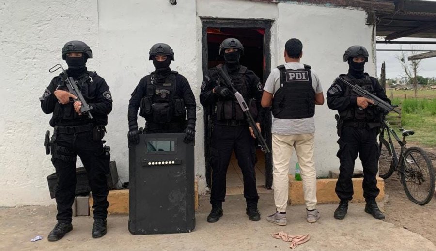 CALIENTE. Imágenes de dos de los exitosos allanamientos realizados en Frontera donde se lograron detenciones y secuestro de cocaína, marihuana, celulares, municiones, balanzas y dinero en efectivo.