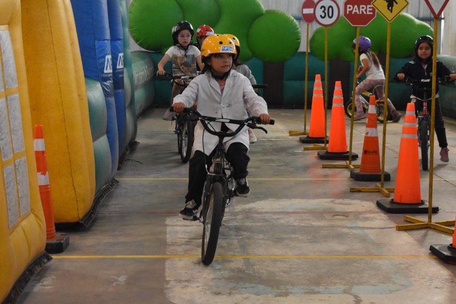 los ni&ntilde;os circulando por el Circuito l&uacute;dico interactivo.