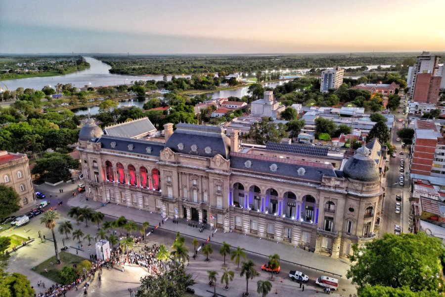Una bella postal de la Casa de Gobierno y su entorno en la capital provincial. (FOTO SCS)
