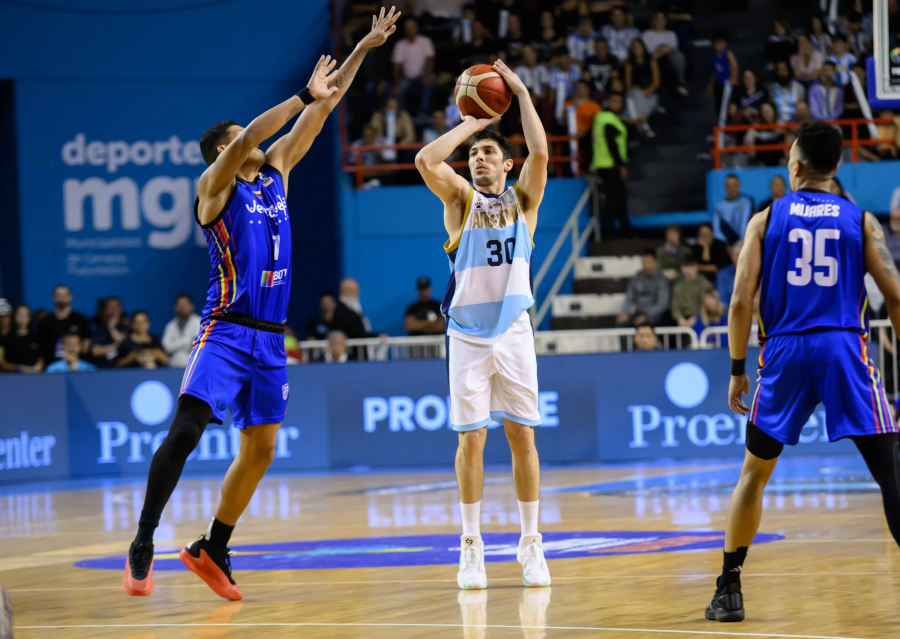 LUCIO REDIVO.Aport&oacute; 5 puntos en el triunfo argentino.