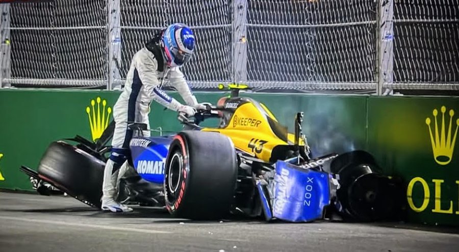 Franco Colapinto se baja de un todav&iacute;a humeante Williams.