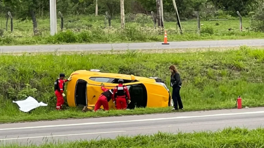 Al llegar las ambulancias las v&iacute;ctimas del siniestro no contaban con signos vitales, mientras que el chofer del remis sufri&oacute; lesiones leves.