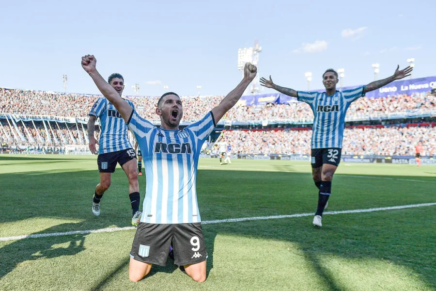 MARAVILLA MART&Iacute;NEZ CELEBRA UNO DE LOS GOLES DE RACING CAMPE&Oacute;N