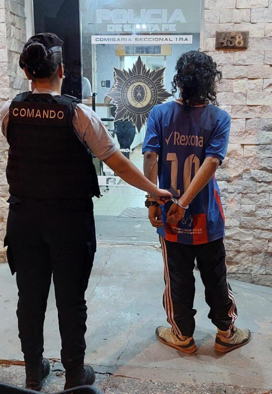 Rompi&oacute; el vidrio de una camioneta para robar. Fue detenido y alojado en la Alcaid&iacute;a.