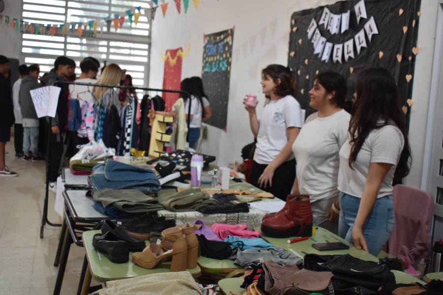 Estudiantes en uno de los stand de la realizaci&oacute;n.
