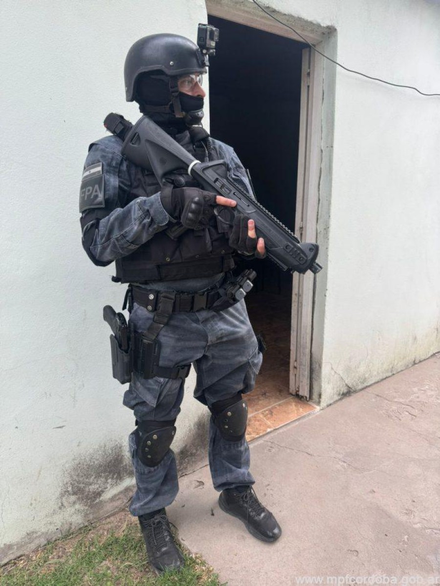 Efectivos de la Fuerza Policial Antinarcotr&aacute;fico llevaron a cabo dos allanamientos en la ciudad de Arroyito, logrando la detenci&oacute;n de una pareja.