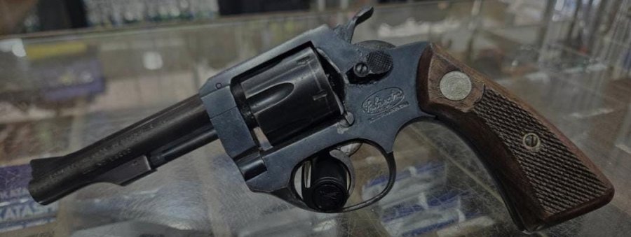El rev&oacute;lver calibre .22 cargado con 8 cartuchos que portaba la mujer aprehendida.