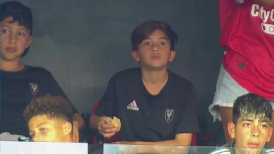 Thiago Messi presente en el partido de Newell&acute;s ante Independiente.