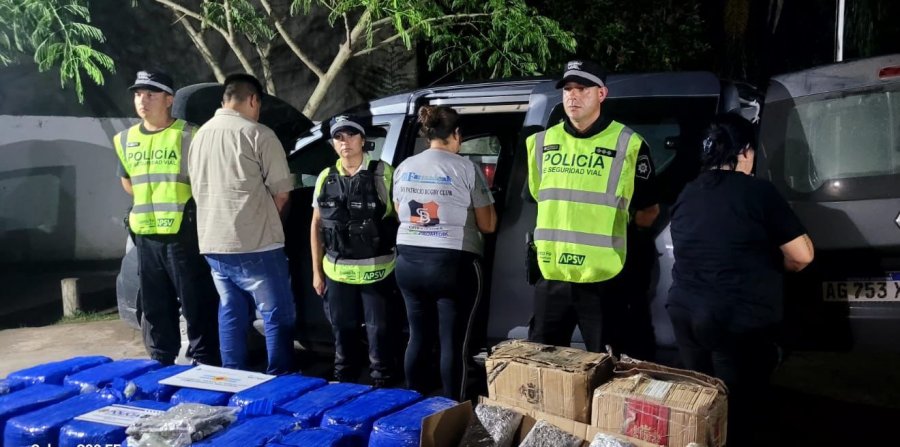El operativo termin&oacute; con la detenci&oacute;n de tres personas y el secuestro de la droga.