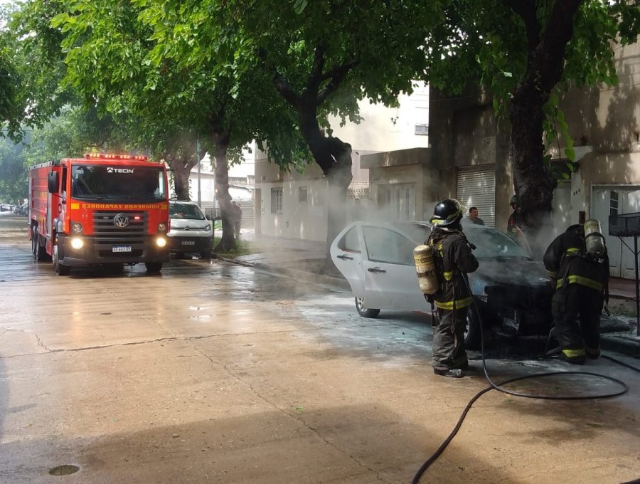 Los Bomberos sofocaron el incendio desatado en un rem&iacute;s Fiat Palio.