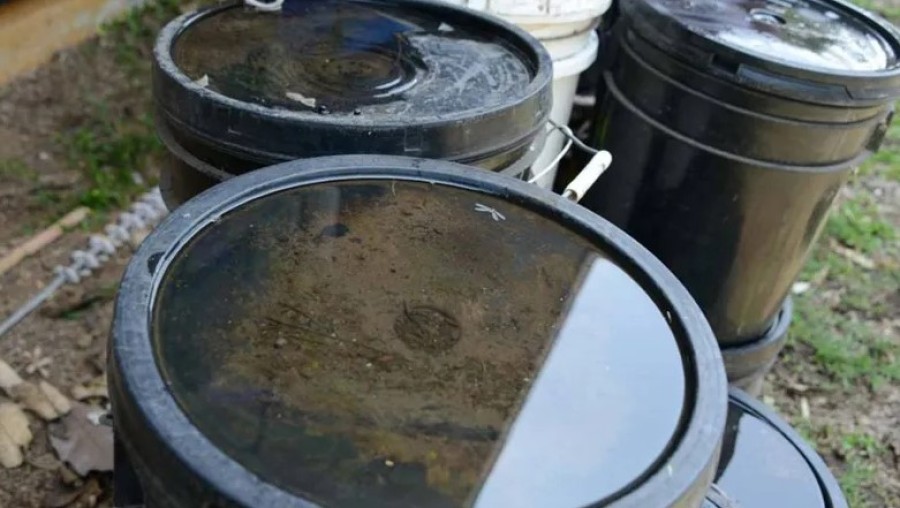 La acumulaci&oacute;n de agua en lugares  inadecuados genera criaderos ideales para estos insectos, aumentando el riesgo de contagio.