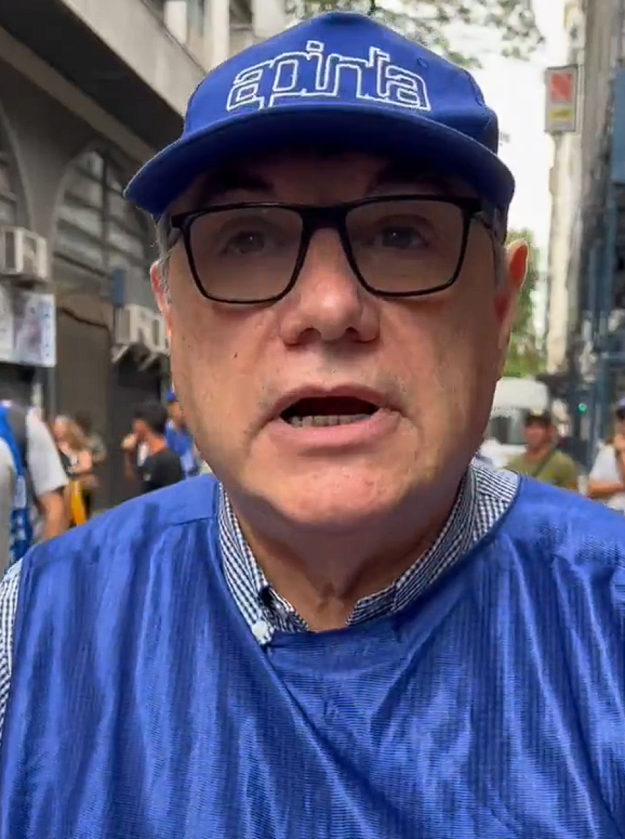 RECLAMO. Mario Romero, secretario general de APINTA, encabez&oacute; ayer la movilizaci&oacute;n de protesta.