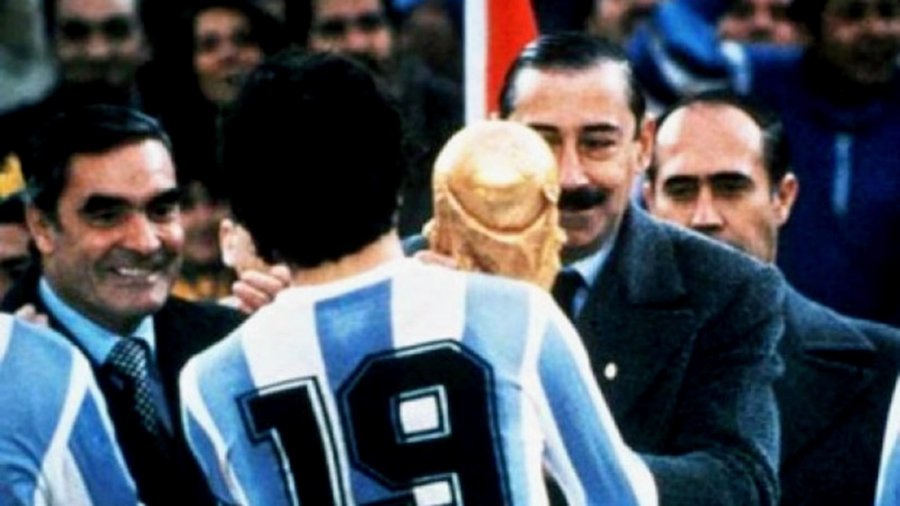 COPA DEL MUNDO. Daniel Passarella la recibe de manos del presidente Jorge Videla.