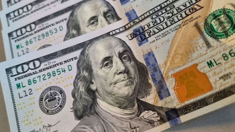 DOLARES ESTADOUNIDENSES. Estaban dentro de un ropero, y fueron hallados y sustraidos por los ladrones.