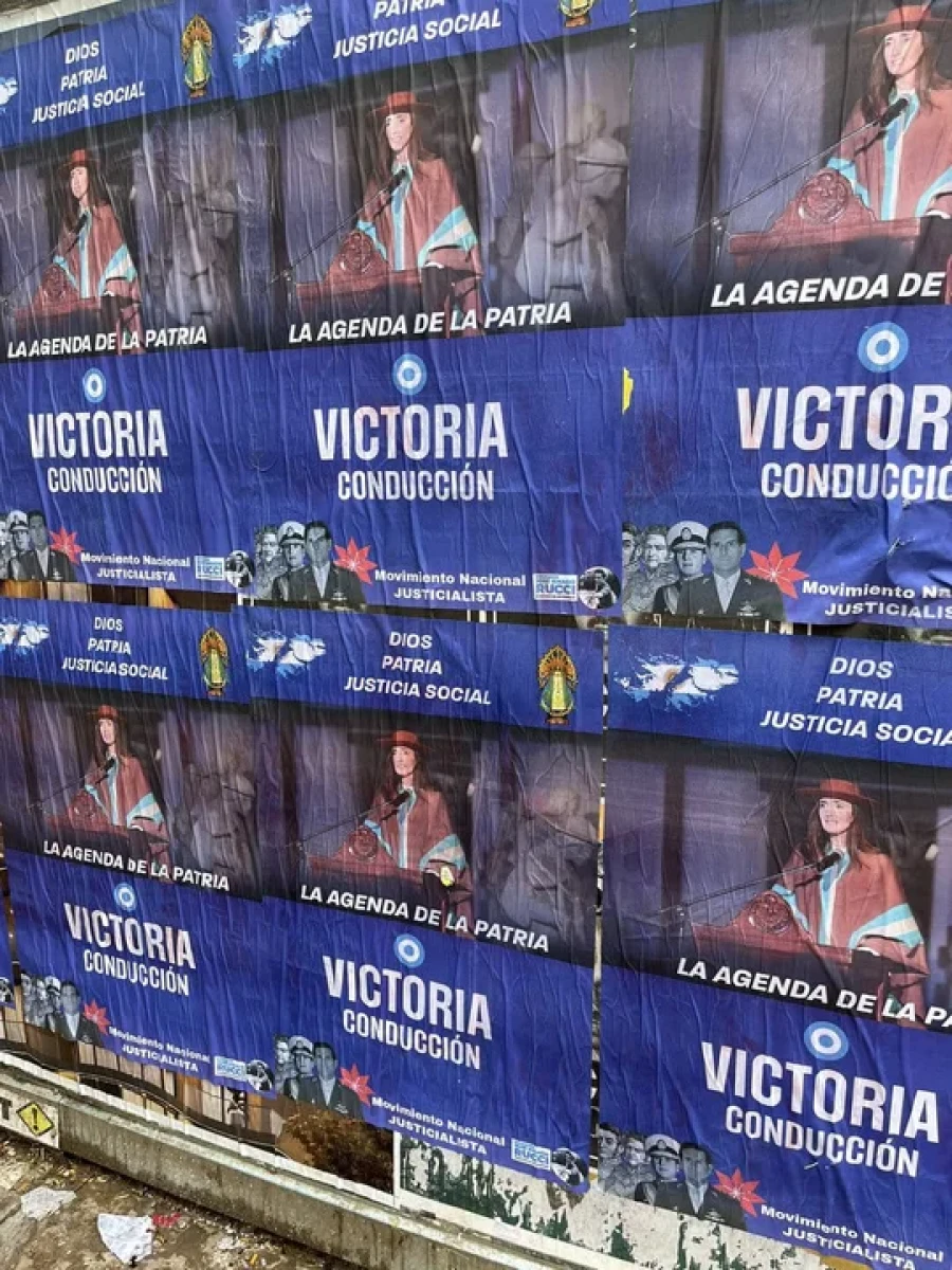 Los afiches de Villarruel.