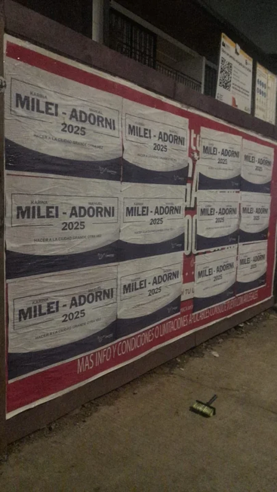 La Ciudad de Buenos Aires amaneci&oacute; empapelada con afiches que impulsan la f&oacute;rmula Karina Milei - Manuel Adorni.