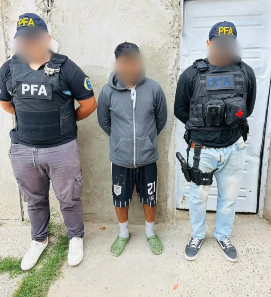 Uno de los detenidos durante los allanamientos en Rosario. (PRENSA POLIC&Iacute;A FEDERAL)