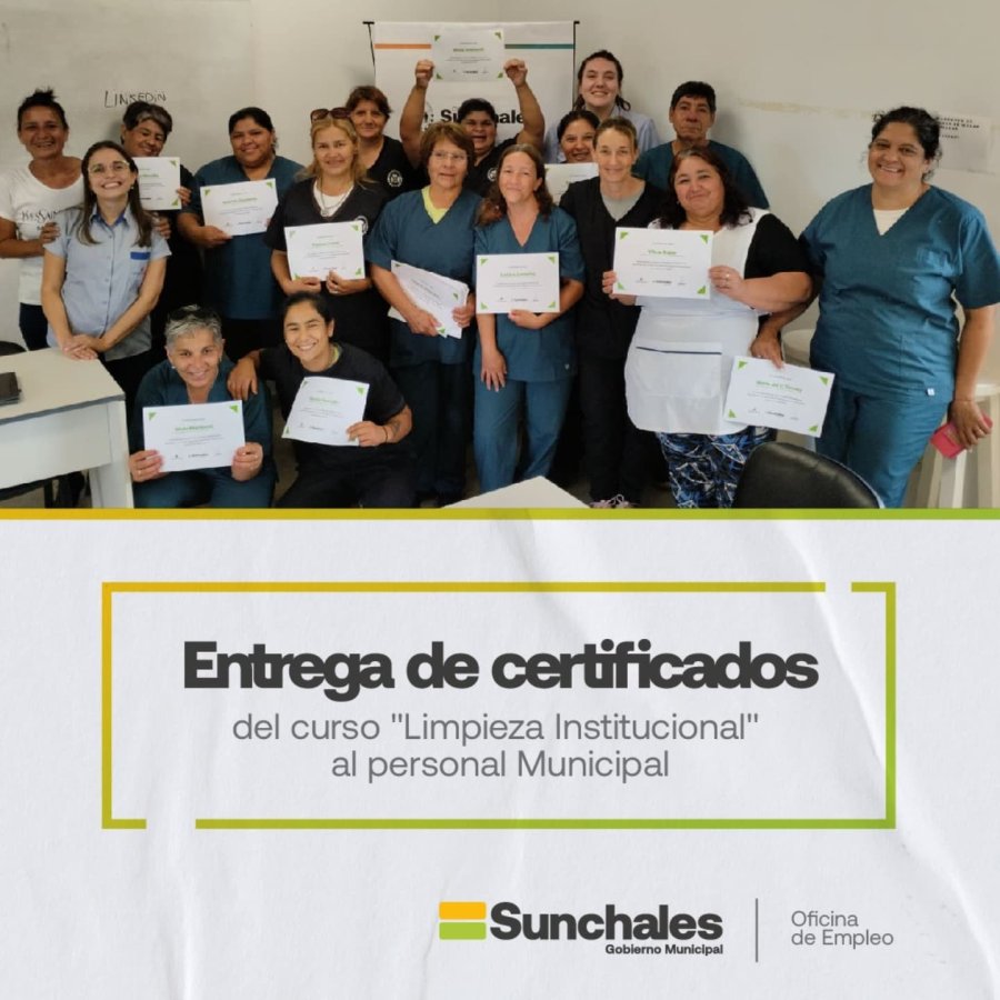 El grupo que recibi&oacute; su certificado.