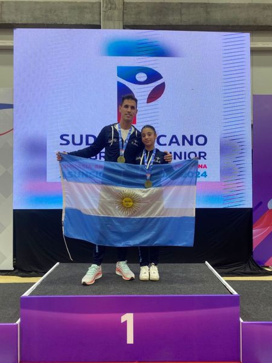 PRIMERA ALEGRIA. El entrenador V&iacute;ctor Ingaramo y Emilia Acosta.