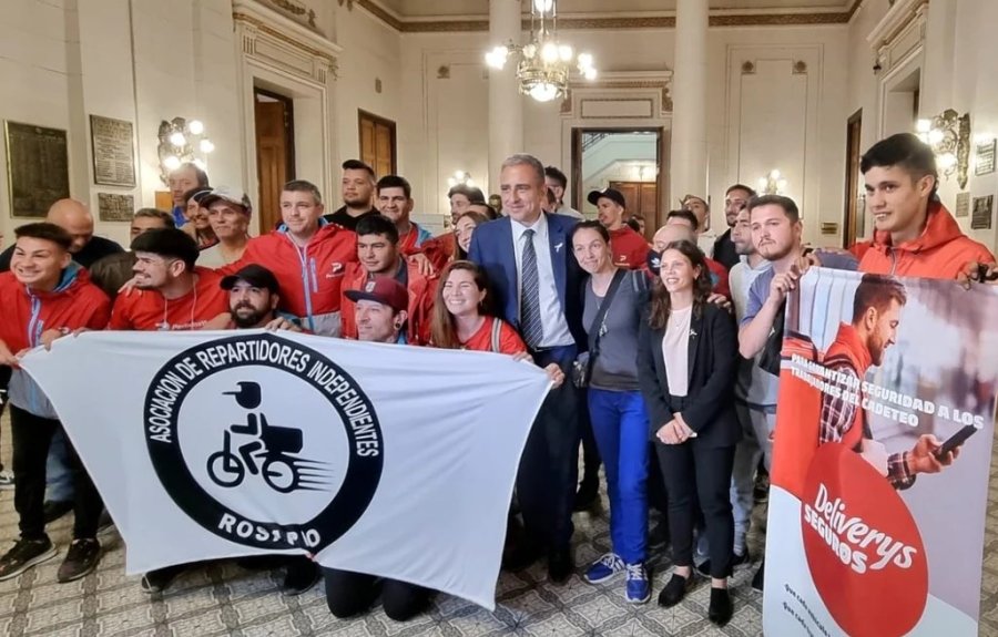 Oscar Mart&iacute;nez junto a trabajadores del servicio de delivery cuando se aprob&oacute; en Diputados.