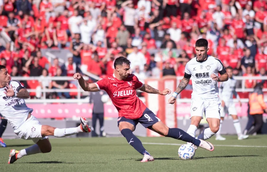 Gabriel Avalos remata el que fue el primer gol del partido.