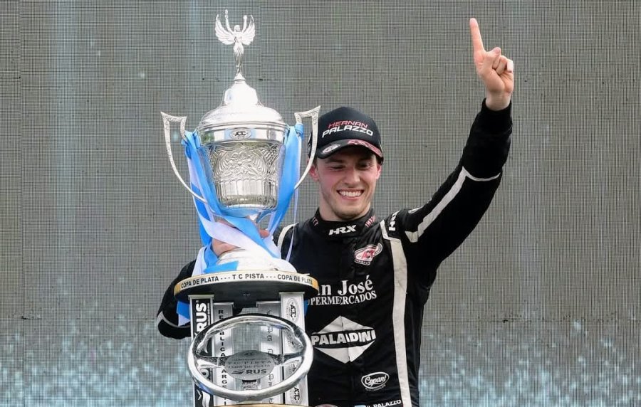 Hern&aacute;n Palazzo celebraci&oacute;n la obtenci&oacute;n de la "Copa de Plata" en el TC Pista.