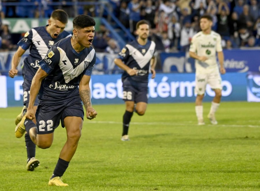 V&Eacute;LEZ GAN&Oacute; Y SE ENCAMINA AL T&Iacute;TULO