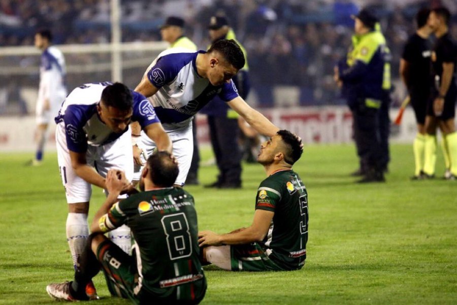 TODA UNA MUESTRA. Jugadores del equipo santiague&ntilde;o consolando a sus rivales.