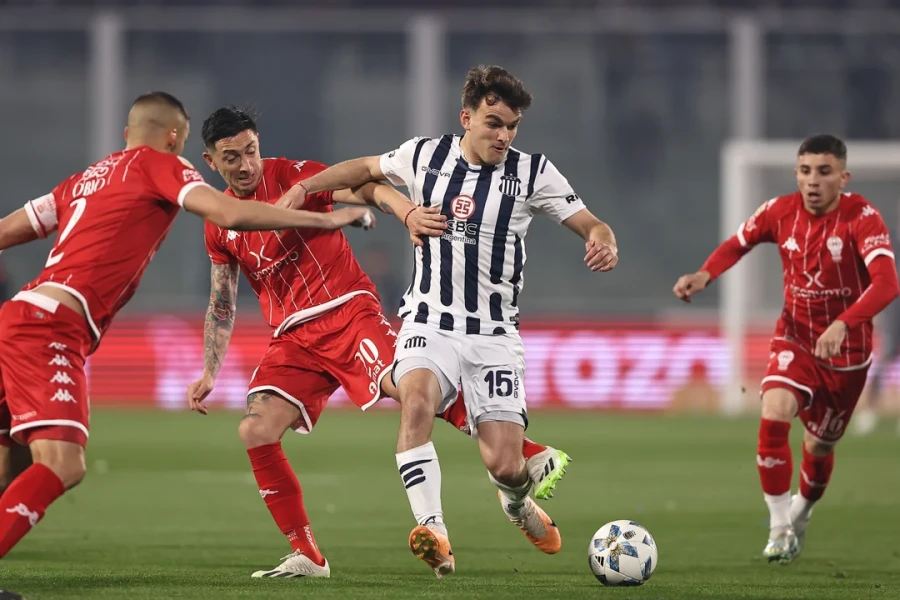 MUCHO EN JUEGO. Talleres y Hurac&aacute;n van por los tres puntos.
