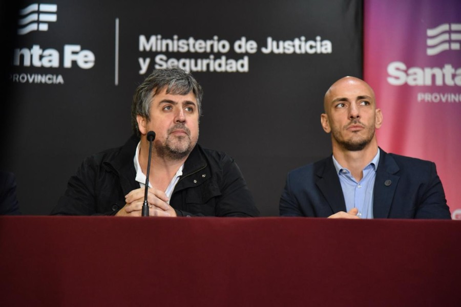 Estuvo acompa&ntilde;ado por el secretario de Seguridad P&uacute;blica, Omar Pereira, y el secretario de An&aacute;lisis y Gesti&oacute;n de la Informaci&oacute;n, Esteban Santantino.