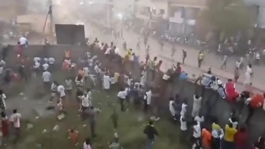 ESTAMPIDA. Los hinchas generaron avalanchas que provocaron varios muertos.