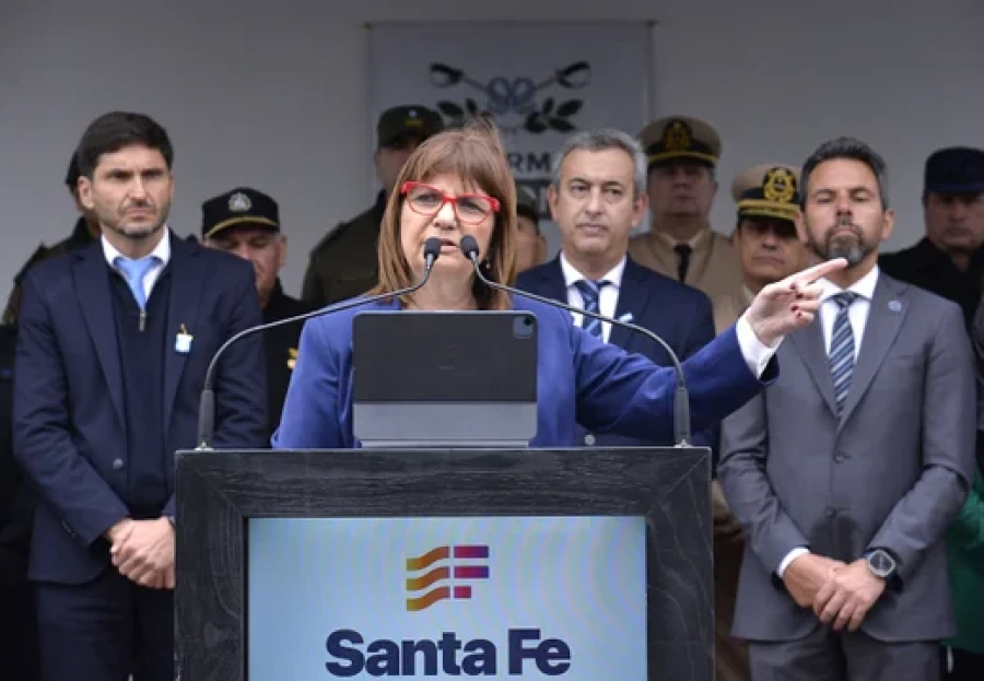 La ministra de seguridad Patricia Bullrich, en primer plano, secundado por el gobernador santafesino, Maximiliano Pullaro, se&ntilde;alados en un video amenazador realizado por supuestos narcos.
