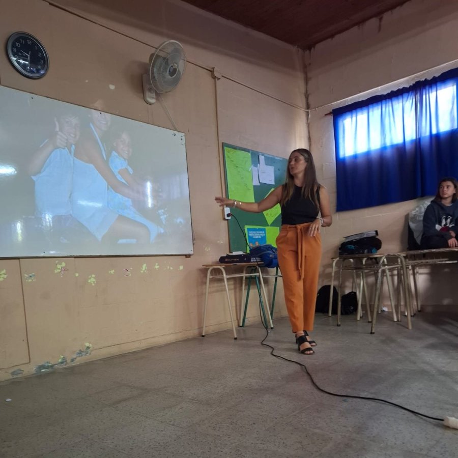Antonela Cerutti durante su exposici&oacute;n.