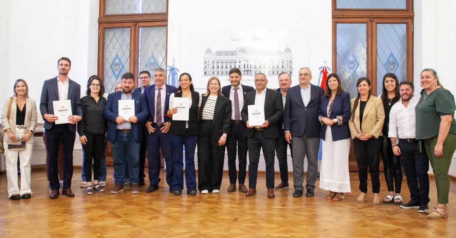 El grupo que particip&oacute; de la firma de los convenios.