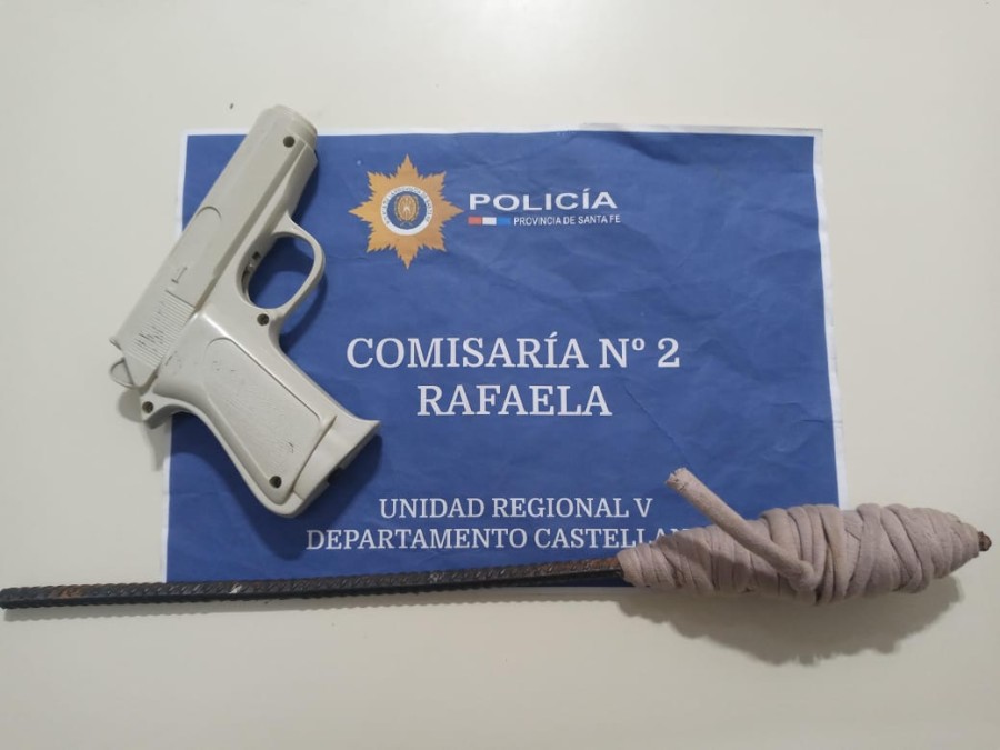 La r&eacute;plica de utileria de una pistola y el elemento punzo cortante de 40 cm de longitud que portaba el arrestado.